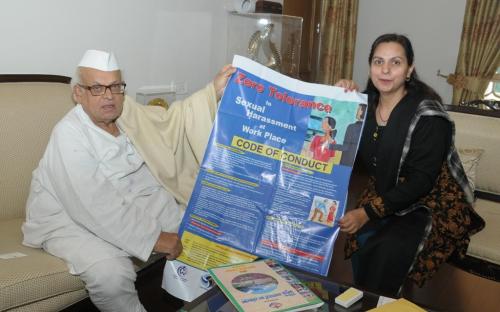 The Hon’ble Governor of Uttara Khand H.E. Mr. Aziz Qureshi, granted audience to Dr. Charu WaliKhanna who presented him copy of the ‘Code of Conduct’ developed by the Commission