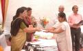 Smt. Jasvinder Kaur receiving the 3rd prize for Essay Competition by Dr. Girija Vyas, hon'bl Chairperson, NCW